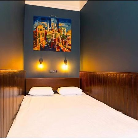 Центр На Вулиці Проспект Шевченка 12 Навпроти Макдональса З Балконом Apartment Lviv Bagian luar foto