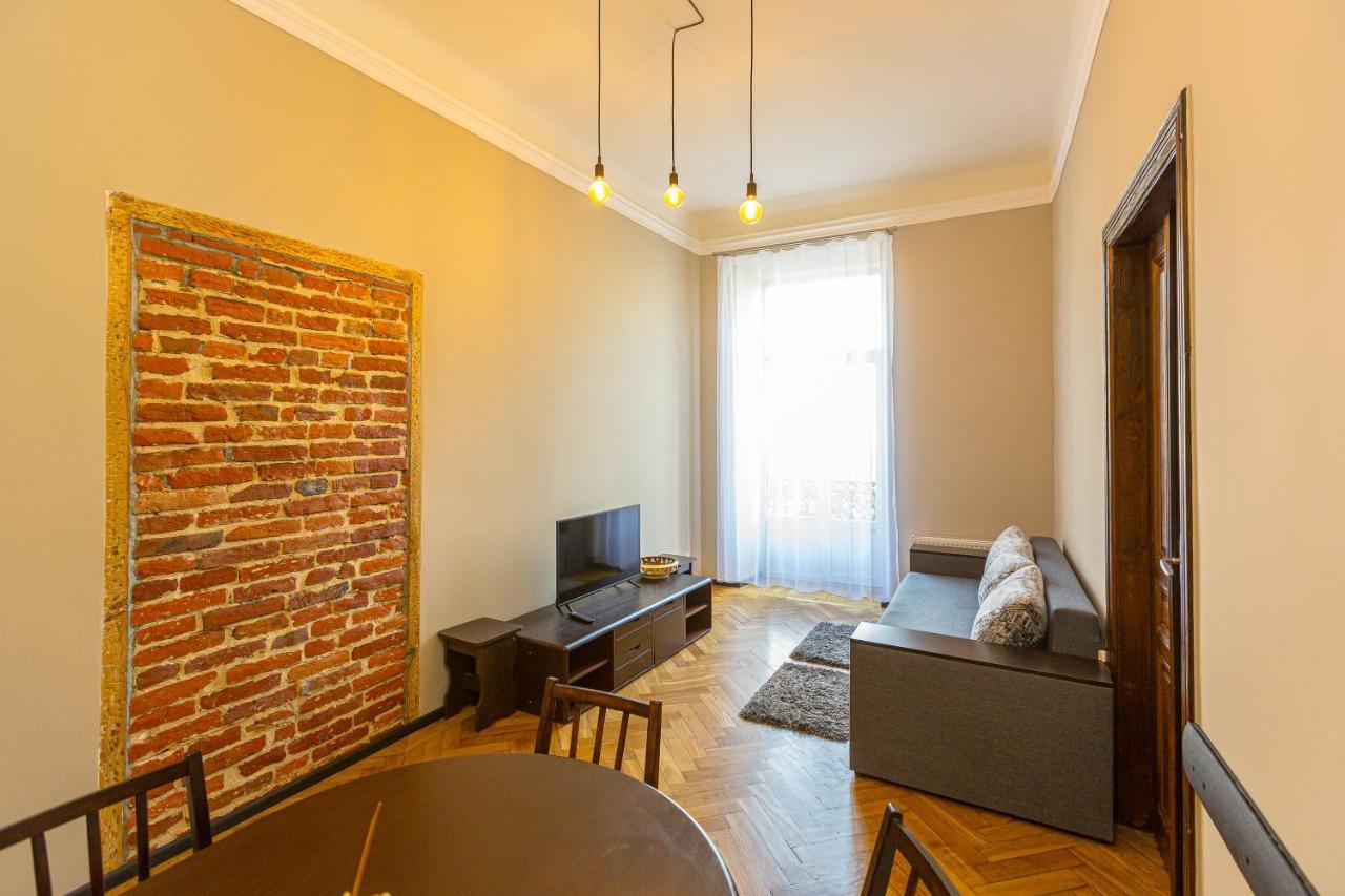 Центр На Вулиці Проспект Шевченка 12 Навпроти Макдональса З Балконом Apartment Lviv Bagian luar foto