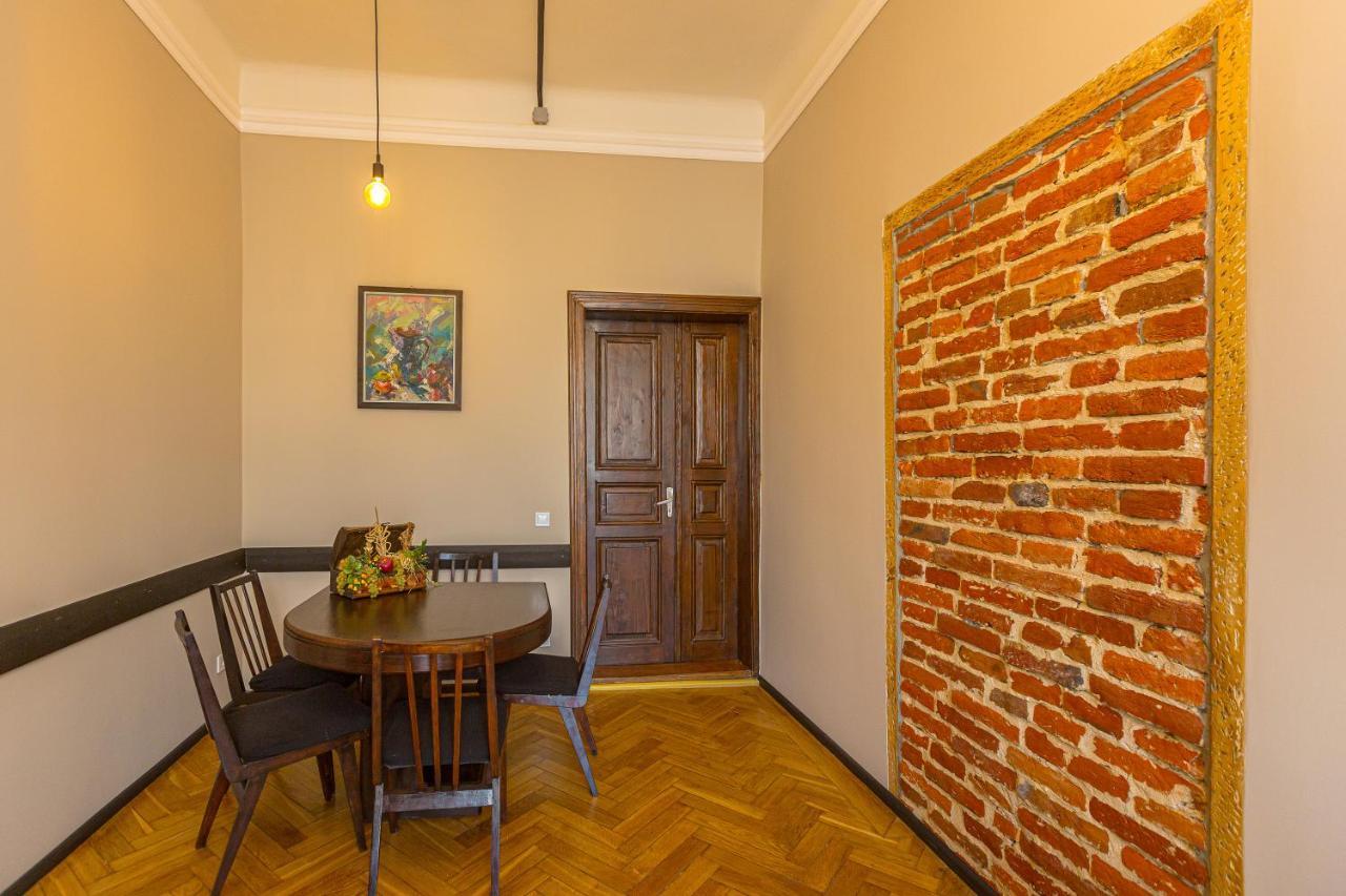 Центр На Вулиці Проспект Шевченка 12 Навпроти Макдональса З Балконом Apartment Lviv Bagian luar foto