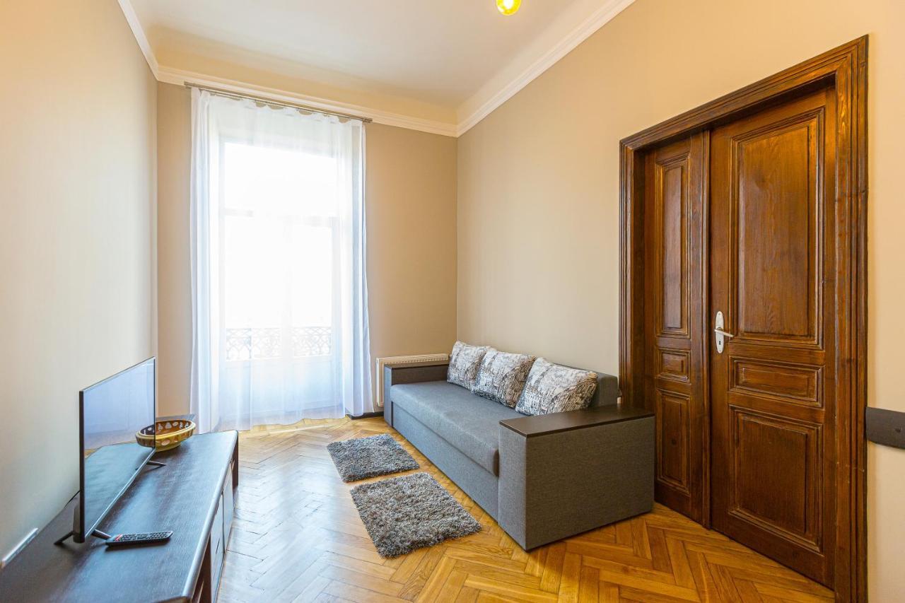 Центр На Вулиці Проспект Шевченка 12 Навпроти Макдональса З Балконом Apartment Lviv Bagian luar foto